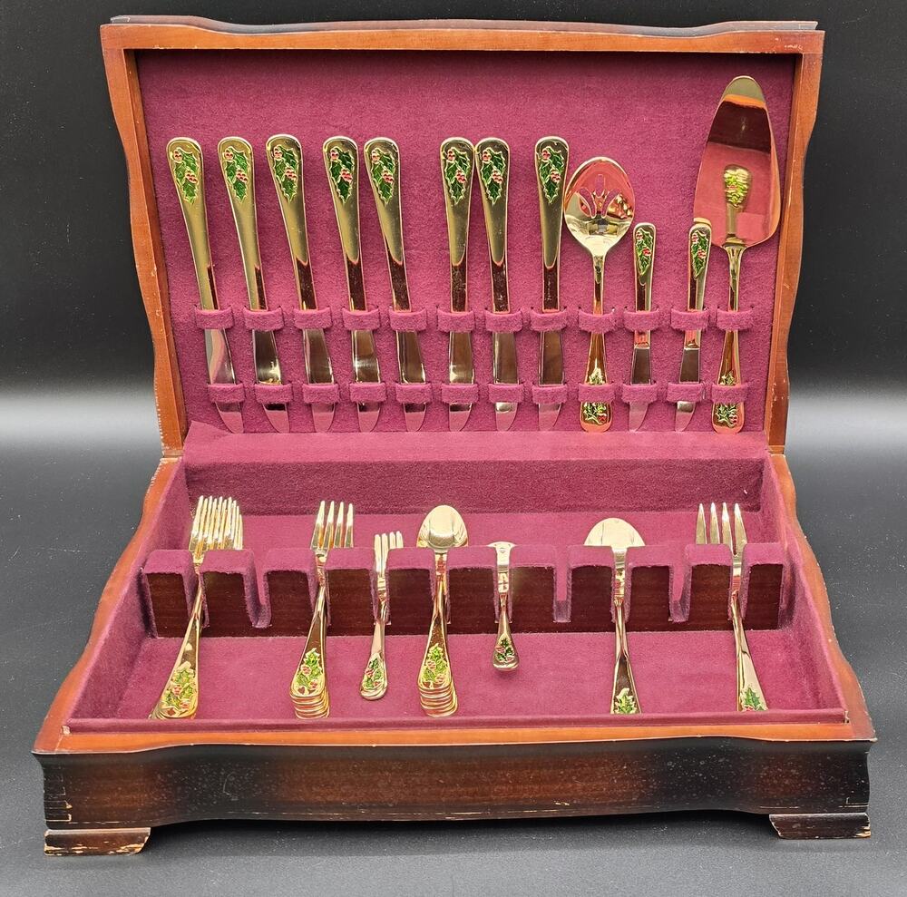 Vintage 42pc Classic Traditions Hollyberry Gold Flatware Set w/ Wood Case - Nice